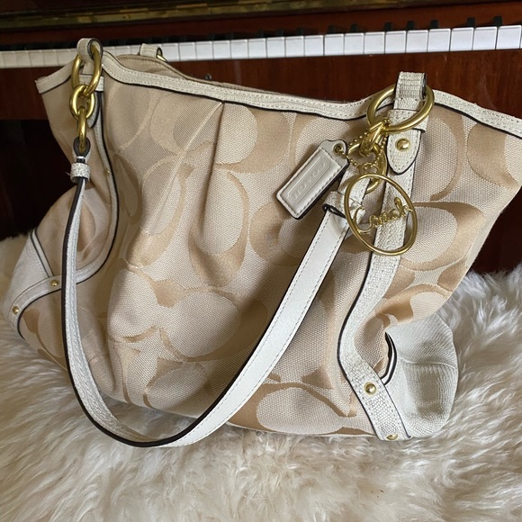 A lovely Coach year round bag can be used with winter whites - Picture 1 of 3